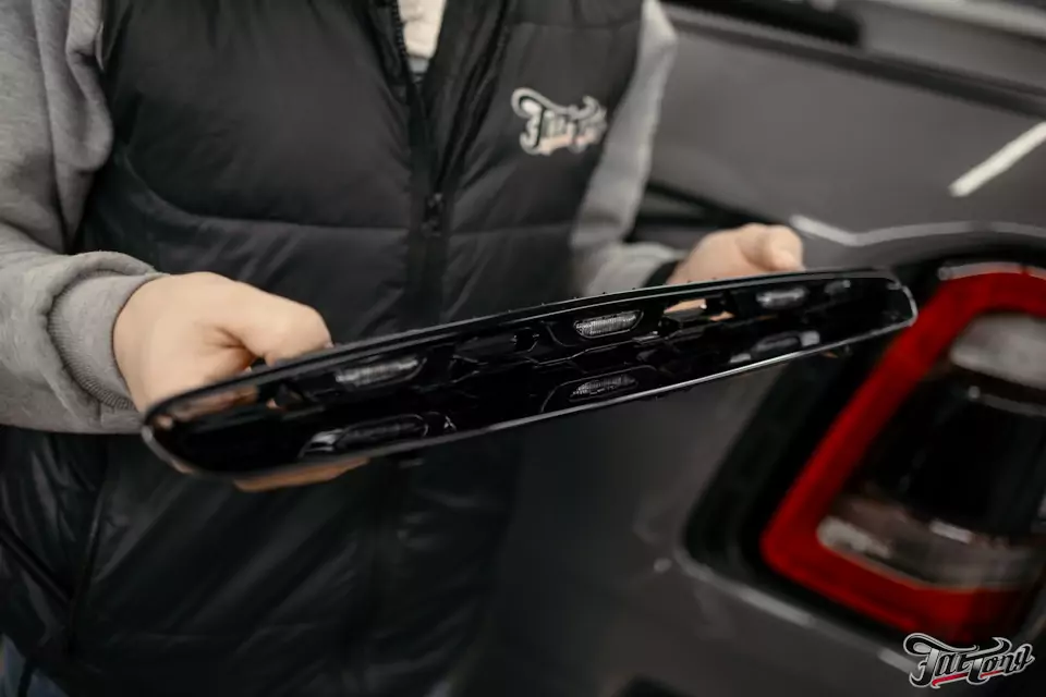 Разработали крепления и установили маркерные огни от RAM TRX на Dodge Durango SRT!